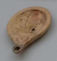 LMP-42304 - Lampe Loeschcke IV : scène érotique
terre cuite
TPQ : 50 - TAQ : 150
Lampe à bec rond; disque orné d'une scène érotique sur lit. Argile orange-marron, engobe fragile; base plate.