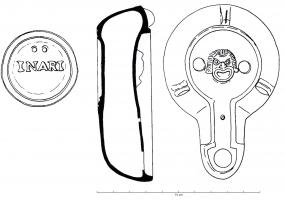 LMP-42309 - Lampe de firme : INARI
terre cuite
TPQ : 75 - TAQ : 100
Lampe moulée sans anse: le réservoir circulaire est de profil biconvexe asymétrique; bandeau penché vers l'extérieur portant deux tenons rectangulaires non percés, sur l'axe horizontal. Disque creux, plat et peu profond, bordé par un bourrelet continu, pouvant être orné d'un masque de théâtre moulé. Bec long au petit canal non communiquant avec le disque, chanfeiné sur les côtés. Base circulaire plate en creux limitée par deux anneaux concentriques enfermant l'estampille moulée INARI en relief (parfois sous deux cercles surlignés d'un arc). Pâte orange brique, sans engobe.