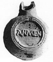 LMP-42312 - Lampe de firme : ARMENI
terre cuite
TPQ : 50 - TAQ : 200
Lampe moulée sans anse. Réservoir circulaire de profil biconvexe asymétrique. Bandeau penché vers l'extérieur, portant deux tenons rectangulaires non percés, sur l'axe horizontal. Bec en ogive et canal ouvert percé d'un trou d'évent. Disque lisse, avec parfois un masque moulé. Base circulaire plate en creux limitée par deux anneaux concentriques enfermant la marque ARMENI (ou ARMEN) en relief.