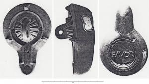 LMP-42315 - Lampe de firme : FAVOR
terre cuite
TPQ : 50 - TAQ : 200
Lampe moulée, sans anse. Réservoir circulaire de profil biconvexe asymétrique. Bandeau penché vers l'extérieur porte trois tenons rectangulaires rainurés, non percés, disposés en triangle. Disque en cuvette profonde bordée par un bourrelet qui se poursuite sur le bec le long d'un étroit canal et entoure le méplat. Trou d'évent dans le canal. Base circulaire plate en creux limitée par deux anneaux concentriques enfermant la marque FAVOR.. Restes d'un engobe rouge brique.