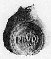 LMP-42320 - Lampe de firme : PRVDE
terre cuite
TPQ : 100 - TAQ : 200
Lampe moulée sans anse. Réservoir circulaire de profil biconvexe asymétrique. Bandeau penché vers l'extérieur porte deux ou trois tenons rectangulaires non percés, sur l'axe horizontal. Bec en ogive et canal ouvert percé d'un trou d'évent. Disque lisse. Base circulaire plate en creux limitée par deux anneaux concentriques enfermant la marque PRVDE en relief.