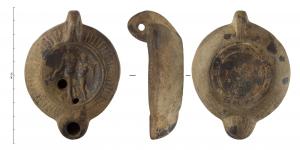 LMP-42334 - Lampe à bec cordiforme : Bacchus ivre
terre cuite
TPQ : 150 - TAQ : 250
Lampe moulée à bec arrondi cordiforme au dessous strié, anse verticale percée à deux sillons sur la tranche. Disque en simple cuvette limitée par deux sillons. Bandeau penché vers l'extérieur au décor d’oves. Réservoir circulaire à profil biconvexe. Trou d’évent. Base à deux incisions circulaires de pourtour, incrusté de huit doubles petits cercles fins. Décor : Bacchus, debout au centre, tient de la main droite un vase renversé et pose son bras gauche sur l'épaule d'un personnage qui tient un pedum.