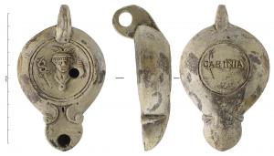 LMP-42341 - Lampe Loeschcke V : Buste de Mercure, GABINA
terre cuite
TPQ : 80 - TAQ : 120
Lampe moulée à bec long en ogive à deux volutes simples se poursuivant sous le bec. Anse verticale percée à deux sillons sur la tranche moulée avec la lampe. Disque en cuvette limité par deux sillons. Bandeau penché vers l'extérieur. Réservoir circulaire de profil convexe. Trou d'évent. Base plate circulaire limitée par un sillon. Estampillée en creux GABINIA. Décor : Buste de Mercure de face, coiffé du pétase ailé, encadré d'un caducée et d'une bourse.