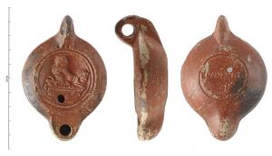 LMP-42347 - Lampe à bec rond limité par un trait : Scène érotique, LMVNPHILE
terre cuite
TPQ : 100 - TAQ : 140
Lampe moulée à bec arrondi limité par un trait droit ponctué aux extrémités. Anse verticale percée à deux sillons sur la tranche moulée avec la lampe. Disque en cuvette limitée par deux sillons. Bandeau penché vers l'extérieur. Réservoir circulaire à profil biconvexe asymétrique. Base circulaire plate en léger relief limitée par un sillon, estampillée en creux LMVNPHILE. Décor : Scène érotique sur un lit, couple de profil droit.