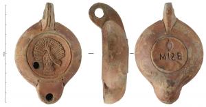 LMP-42348 - Lampe à bec rond limité par un trait : Paon, MIƧE
terre cuite
TPQ : 120 - TAQ : 200
Lampe moulée à bec arrondi limité par un trait droit ponctué aux extrémités. Anse verticale percée à deux sillons sur la tranche moulée avec la lampe. Disque en cuvette limitée par un sillon. Bandeau penché vers l'extérieur. Réservoir circulaire à profil biconvexe asymétrique. Base circulaire plate en léger relief limitée par un sillon, estampillée en creux MIƧE avec marque de potier (palme). Décor : Paon de face, faisant la roue.