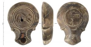 LMP-42350 - Lampe à bec angulaire à volutes simples : Chien, CIVNALE
terre cuite
TPQ : 120 - TAQ : 200
Lampe moulée à bec angulaire à deux volutes simples se poursuivant sous le bec. Sans anse. Disque en cuvette limité par deux sillons concentriques. Bandeau penché vers l'extérieur. Réservoir circulaire de profil tronconique. Base circulaire plate en léger relief limitée par un sillon estampillée en creux :  CIVNALE. Décor : Chien de profil droit.