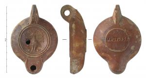 LMP-42362 - Lampe à bec rond limité par un trait : Paon, MNOVIVST
terre cuite
TPQ : 120 - TAQ : 200
Lampe moulée à bec arrondi limité par un trait droit ponctué aux extrémités. Anse verticale percée à deux sillons sur la tranche moulée avec la lampe. Disque en cuvette limitée par deux sillons. Bandeau penché vers l'extérieur. Réservoir circulaire à profil biconvexe asymétrique. Base circulaire plate en léger relief limitée par un sillon, estampillée en creux MNOVIVST. Décor : Paon de face, faisant la roue.