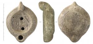 LMP-42363 - Lampe à bec rond : Neptune
terre cuite
TPQ : 325 - TAQ : 375
Lampe moulée à bec arrondi. Anse verticale pleine moulée avec la lampe. Disque en simple cuvette limitée par un sillon. Bandeau penché vers l'extérieur orné d'une couronne d'oves. Réservoir circulaire à profil biconvexe. Trou d’évent. Base circulaire plate en léger relief limitée par un sillon, petit cercle au centre. Décor : Neptune un trident à la main gauche sort de la mer sur un char tiré par quatre chevaux.