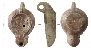 LMP-42365 - Lampe Loeschcke V : Éros armé d'un arc, GABINA
terre cuite
TPQ : 80 - TAQ : 140
Lampe moulée à bec long en ogive à deux volutes simples se poursuivant sous le bec. Anse verticale percée à deux sillons sur la tranche moulée avec la lampe. Disque en cuvette limité par un sillon. Bandeau penché vers l'extérieur. Réservoir circulaire de profil convexe. Trou d'évent. Base plate circulaire limitée par un sillon. Estampillée en creux GABINIA. Décor : Éros à gauche, armé d'un arc, décoche une flèche sur un lapin dont la tête, sort d'un taillis, ou d'un terrier.