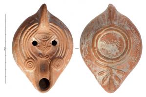 LMP-42367 - Lampe de transition, Atlante VII A 2 : Vase eucharistique
terre cuite
TPQ : 250 - TAQ : 550
Lampe moulée à bec allongé et grand disque entourés par un bourrelet. Anse verticale pleine moulée avec la lampe. Bandeau orné de quatre sillons déterminant quatre bourrelets concentriques dont l’externe représente deux grosses pastilles, faites de trois anneaux concentriques chacune et qui flanquent le départ du canal. Réservoir ovoïde de profil biconvexe. Base plate limitée par deux anneaux plat souligné par trois sillons rejoignant l'anse et flanqué de deux palmes. Rameau à cinq feuilles d'olivier en relief sous le bec, deux palmes obliques au départ de l’anse. Marque de potier indéterminée au centre. Décor : Vase eucharistique.