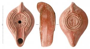 LMP-42368 - Lampe de transition, Atlante VII A 2 : Rosace de douze pétales
terre cuite
TPQ : 250 - TAQ : 550
Lampe moulée à bec allongé et grand disque entourés par un bourrelet. Anse verticale pleine moulée avec la lampe. Bandeau orné de quatre sillons déterminant quatre bourrelets concentriques dont l’externe représente deux pastilles, faites de deux anneaux concentriques chacune et qui flanquent le départ du canal. Réservoir ovoïde de profil biconvexe.   Base plate limitée par deux anneaux plat souligné par trois sillons rejoignant l'anse et flanqué de deux palmes. Marque de potier, trois palmes. Décor : Rosace de douze pétales.