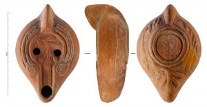 LMP-42369 - Lampe de transition, Atlante VII A 2 : Rameau dʼolivier
terre cuite
TPQ : 250 - TAQ : 550
Lampe moulée à bec allongé et grand disque entourés par un bourrelet. Anse verticale pleine moulée avec la lampe. Bandeau orné de trois sillons déterminant trois bourrelets concentriques dont l’externe représente deux grosses pastilles, faites de trois anneaux concentriques chacune et qui flanquent le départ du canal. Palme dans l'axe du canal. Réservoir ovoïde de profil biconvexe. Base plate limitée par deux anneaux plat souligné par trois sillons rejoignant l'anse et flanqué de deux palmes. Rameau à cinq feuilles d'olivier en relief sous le bec. Marque de potier, une palme. Décor : Rameau dʼolivier.