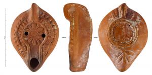 LMP-42371 - Lampe de transition, Atlante VII A 2 : Rosace de douze pétales
terre cuite
TPQ : 250 - TAQ : 550
Lampe moulée à bec allongé et grand disque entourés par un bourrelet. Anse verticale pleine moulée avec la lampe. Bandeau guilloché à l'extérieur et entre deux bourrelets dont l’externe représente deux pastilles, faites de deux anneaux concentriques chacune et qui flanquent le départ du canal. Réservoir ovoïde de profil biconvexe. Base plate limitée par deux anneaux plat souligné par trois sillons rejoignant l'anse, rameau à cinq feuilles d'olivier en relief sous le bec, deux palmes obliques et petit cercles au départ de l’anse. Marque de potier, trois palmes. Décor : Rosace de douze pétales.