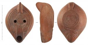 LMP-42373 - Lampe de transition, Atlante VII A 2 : Vase eucharistique
terre cuite
TPQ : 250 - TAQ : 550
Lampe moulée à bec allongé et grand disque entourés par un bourrelet. Anse verticale pleine moulée avec la lampe. Bandeau orné de quatre sillons déterminant quatre bourrelets concentriques dont l’externe représente deux grosses pastilles, faites de trois anneaux concentriques chacune et qui flanquent le départ du canal. Réservoir ovoïde de profil biconvexe. Base plate limitée par deux anneaux plat souligné par deux sillons rejoignant l'anse. Rameau à cinq feuilles d'olivier en relief sous le bec. Signature de potier indéterminée. Décor : Vase eucharistique.