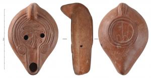 LMP-42375 - Lampe de transition, Atlante VII A 2 : Rameau dʼolivier
terre cuite
TPQ : 250 - TAQ : 550
Lampe moulée à bec allongé et grand disque entourés par un bourrelet. Anse verticale pleine moulée avec la lampe. Bandeau orné de quatre sillons déterminant quatre bourrelets concentriques dont l’externe représente deux grosses pastilles, faites de trois anneaux concentriques chacune et qui flanquent le départ du canal. Réservoir ovoïde de profil biconvexe. Base plate limitée par deux anneaux plat souligné par trois sillons rejoignant l'anse. Signature de potier indéterminée. Décor : Rameau dʼolivier.