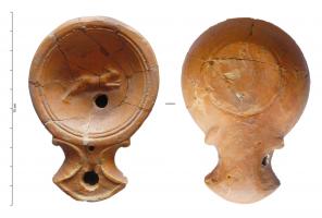 LMP-42376 - Lampe Loeschcke I : Lièvre
terre cuite
TPQ : -30 - TAQ : 40
Lampe moulée à bec angulaire à deux volutes simples se poursuivant sous le bec. Sans anse. Disque en profonde cuvette, limité par deux sillons concentriques. Bandeau, étroit et plat. Réservoir circulaire. Base circulaire plate  Décor : un lièvre bondissant vers la droite