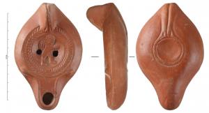 LMP-42379 - Lampe Hayes I : Amour
terre cuite
TPQ : 300 - TAQ : 450
Lampe moulée à bec long à canal séparé du disque par le décor du bandeau circulaire fermé. Anse verticale, pleine, incisée d’un sillon médian, moulée avec la lampe. Bandeau convexe, circulaire, fermé. Il offre une bande délimitée par deux sillons entourant le disque et décorée d’une palme stylisée. Réservoir oblong. Base circulaire limitée par un bourrelet rejoint par celui de l'anse. Décor : Amour à droite.