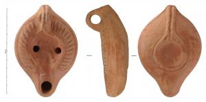 LMP-42380 - Lampe Hayes I : Amour
terre cuite
TPQ : 425 - TAQ : 550
Lampe moulée à bec long à canal ouvert. Anse légèrement oblique, perforée, incisée d’un sillon médian, moulée avec la lampe. Bandeau convexe distinct du disque. Il offre une bande profilée par un sillon continu et décorée d’incisions obliques. Réservoir oblong. Base circulaire limitée par un bourrelet rejoint par celui de l'anse. Décor : Amour à droite.