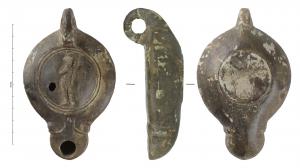 LMP-42381 - Lampe Loeschcke V : Harpocrate, LMADIEC
terre cuite
TPQ : 90 - TAQ : 140
Lampe moulée à bec long en ogive à deux volutes simples se poursuivant sous le bec. Anse verticale percée moulée avec la lampe. Disque en cuvette limité par deux sillons. Bandeau penché vers l'extérieur. Réservoir circulaire de profil convexe. Base plate circulaire limitée par un sillon. Estampillée en creux LMADIEC. Décor : Harpocrate nu, de face, un doigt de sa main droite devant la bouche et une corne d'abondance dans sa main gauche. Sur la tête, une fleur de lotus ?