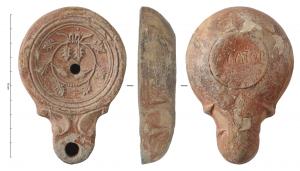 LMP-42385 - Lampe Loeschcke IV : Couronne de chêne
terre cuite
TPQ : 50 - TAQ : 100
Lampe moulée à bec long en ogive à deux volutes doubles se poursuivant sous le bec. Sans anse. Disque en cuvette limitée par trois sillons concentriques. Bandeau plat. Réservoir circulaire à profil biconvexe. Base circulaire plate en léger relief limitée par un sillon. Marque en creux incisée AGATOP. Décor : Couronne de feuilles de chêne avec des glands.