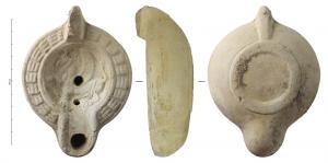 LMP-42386 - Lampe de transition à bec à canal
terre cuite
TPQ : 350 - TAQ : 425
Lampe moulée à bec à canal court ouvert sur le disque. Anse verticale pleine cassée,normalement  moulée avec la lampe. Disque en simple cuvette limitée par un bourrelet. Bandeau convexe orné d’une guirlande, sommairement stylisée par trois traits parallèles en relief répétés en frise. Réservoir oblong et de profil biconvexe. Trou d’évent. Base en anneau circulaire plat en léger relief rejoint par celui de l’anse. Décor : Griffon à gauche, aux ailes déployées, dressé sur ses pattes, la droite levée.