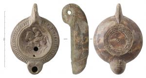 LMP-42388 - Lampe à bec cordiforme : Cavalier
terre cuite
TPQ : 250 - TAQ : 350
Lampe moulée à bec arrondi cordiforme. Anse verticale percée à deux sillons sur la tranche moulée avec la lampe. Disque en simple cuvette limitée par deux sillons. Bandeau penché vers l'extérieur au décor d’oves. Réservoir circulaire à profil biconvexe. Trou d’évent. Base circulaire plate portant trois sillons concentriques au centre pointé et décor de pétales incisés sous le bec. Décor : Cavalier sur son cheval à gauche.