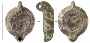 LMP-42389 - Lampe à bec cordiforme : Cavalier
terre cuite
TPQ : 250 - TAQ : 350
Lampe moulée à bec arrondi cordiforme. Anse verticale percée à deux sillons sur la tranche moulée avec la lampe. Disque en simple cuvette limitée par deux sillons. Bandeau penché vers l'extérieur au décor d’oves. Réservoir circulaire à profil biconvexe. Trou d’évent. Base circulaire plate portant trois sillons concentriques avec la figuration incisée de trois petits supports comme sur la vaisselle métallique et décor de pétales incisés sous le bec. Marque de potier incisée, trois épis verticaux reliés par un tait horizontale. Décor : Cavalier sur son cheval à gauche.