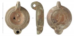 LMP-42390 - Lampe à bec cordiforme : Mars
terre cuite
TPQ : 250 - TAQ : 350
Lampe moulée à bec arrondi cordiforme. Anse verticale percée à deux sillons sur la tranche moulée avec la lampe. Disque en simple cuvette limitée par deux sillons. Bandeau penché vers l'extérieur au décor d’oves. Réservoir circulaire à profil biconvexe. Trou d’évent. Base circulaire plate limitée par un sillon, incrusté de six doubles petits cercles fins, deux sillons concentriques au centre et décor de pétales incisés sous le bec. Décor : Buste du dieu Mars casqué, de profil gauche, une lance derrière lui.