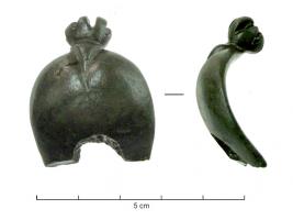 LMP-42402 - Lampe à couvercle articulé
bronze
TPQ : -30 - TAQ : 200
Lampe à bec allongé, réservoir concave avec trou de remplissage centré, protégé par un couvercle en forme de fleur, articulé sur une charnière placée à la base d'un réflecteur foliacé.