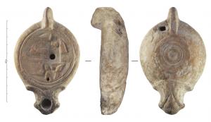 LMP-42403 - Lampe tardive à bec triangulaire
terre cuite
TPQ : 175 - TAQ : 250
Lampe moulée à bec angulaire à deux volutes simples se poursuivant sous le bec. Anse verticale cassée moulée avec la lampe. Disque en cuvette limité par deux sillons. Bandeau plat. Réservoir circulaire de profil tronconique. Trou d’évent. Base circulaire plat en léger relief marquée par deux anneaux. Décor : À gauche, un meuble ou cista (?) Avec un serpent enroulé sur le dessus. A la droite, une forme conique peu claire élevée sur une base carrée non identifiée. Trois radis ? au premier plan. Deuxième forme peu claire dans le champ de disque supérieur, éventuellement un fruit (?).