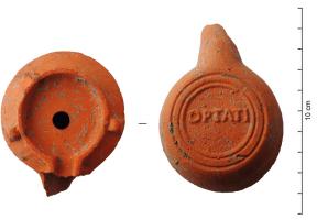 LMP-42406 - Lampe de firme : OPTATI
terre cuite
TPQ : 100 - TAQ : 200
Lampe moulée, sans anse. Réservoir circulaire de profil biconvexe asymétrique. Bandeau penché vers l'extérieur porte deux ou trois tenons rectangulaires non percés, sur l'axe horizontal. Disque en cuvette profonde bordée par un bourrelet interrompu au niveau du bec, par un canal en U percé d'un trou d'évent. Bec long à canal ouvert ou fermé selon les variantes (cf. infra).. Base circulaire plate en creux limitée par deux anneaux concentriques enfermant la marque OPTAT ou OPTATI en relief.