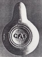 LMP-42420 - Lampe de firme : CAS ou C.A.S.
terre cuite
TPQ : 90 - TAQ : 150
Lampe moulée, sans anse. Réservoir circulaire de profil biconvexe asymétrique. Bandeau penché vers l'extérieur porte trois tenons rectangulaires rainurés, non percés, disposés en triangle. Disque en cuvette profonde bordée par un bourrelet qui se poursuite sur le bec le long d'un étroit canal et entoure le méplat. Trou d'évent dans le canal. Base circulaire plate en creux limitée par deux anneaux concentriques enfermant la marque CAS ou parfois C.A.S.