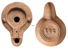 LMP-42439 - Lampe de firme : L.L.C
terre cuite
TPQ : 100 - TAQ : 150
Lampe moulée sans anse: le réservoir circulaire est de profil biconvexe asymétrique; bandeau penché vers l'extérieur portant deux tenons rectangulaires non percés, sur l'axe horizontal. Disque en cuvette profonde bordée par un bourrelet continu. Bec long au petit canal non communiquant avec le disque, chanfeiné sur les côtés. Base circulaire plate en creux limitée par deux anneaux concentriques enfermant l'estampille moulée L.L.C, en relief. Engobe rouge brique peu adhérent.