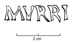 LMP-42443 - Lampe de firme : MVRRI
terre cuite
TPQ : 70 - TAQ : 150
Lampe moulée sans anse: le réservoir circulaire est de profil biconvexe asymétrique; bandeau penché vers l'extérieur portant deux ou trois tenons rectangulaires non percés, sur l'axe horizontal. Disque en cuvette profonde bordée par un bourrelet continu. Bec long au petit canal non communiquant avec le disque, chanfeiné sur les côtés. Base circulaire plate en creux limitée par deux anneaux concentriques enfermant l'estampille moulée MVRRI en relief. Engobe rouge brique peu adhérent.
