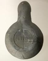 LMP-42448 - Lampe de firme : PREPO, PREPONIS
terre cuite
TPQ : 40 - TAQ : 80
Lampe moulée sans anse: le réservoir circulaire est de profil biconvexe asymétrique; bandeau penché vers l'extérieur portant deux ou trois tenons rectangulaires sur l'axe horizontal. Disque en cuvette profonde bordée par un bourrelet continu. Bec long au petit canal non communiquant avec le disque, chanfreiné sur les côtés. Base circulaire plate en creux limitée par deux anneaux concentriques enfermant l'estampille moulée PREPONIS, en relief.