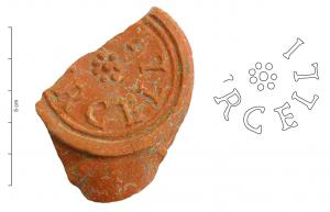 LMP-42470 - Lampe de firme : MARCELLI
terre cuite
TPQ : 100 - TAQ : 200
Lampe moulée, avec ou sans anse: le réservoir circulaire est de profil biconvexe asymétrique; bandeau penché vers l'extérieur portant deux (s'il y a une anse) ou trois tenons rectangulaires sur l'axe horizontal. Disque en cuvette profonde bordée par un bourrelet continu. Bec long au petit canal non communiquant avec le disque, chanfreiné sur les côtés. Base circulaire plate en creux limitée par deux anneaux concentriques enfermant l'estampille moulée MARCELLI, parfois circulaire autour d'un fleuron, lettres en relief.