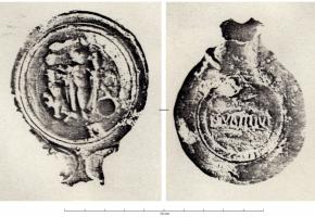 LMP-42473 - Lampe Loeschcke IV : Bacchus et panthère, SVRILLIV
terre cuite
TPQ : 75 - TAQ : 125
Lampe ronde sans anse, à large bec en enclume encadré de volutes. Médaillon décoré d'une figure de Bacchus de face, abreuvant une panthère à l'aide d'un canthare ; thyrse dans la main gauche. Marque SVRILLIV imprimée sur la base.