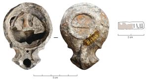 LMP-42475 - Lampe Loeschcke I : cerf, SVRILLI
terre cuite
TPQ : 75 - TAQ : 125
Lampe ronde sans anse, à large bec en enclume encadré de volutes. Médaillon décoré d'un cerf à gauche, entouré d'arbres. Marque SVRILLI (parfois SVRILI) moulée en relief sur le fond.