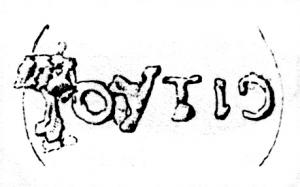 LMP-42477 - Lampe de firme : CITVOF (?)
terre cuite
TPQ : 50 - TAQ : 200
Lampe moulée sans anse: le réservoir circulaire est de profil biconvexe asymétrique; bandeau penché vers l'extérieur portant deux tenons rectangulaires non percés, sur l'axe horizontal. Disque creux, plat et peu profond, bordé par un bourrelet continu. Bec long au petit canal communiquant (L. X) ou non (L. IX) avec le disque, chanfreiné sur les côtés. Base circulaire plate en creux limitée par deux anneaux concentriques enfermant l'estampille moulée CITVOF (?), en lettres rétrogrades et en relief. Pâte orange brique, sans engobe.