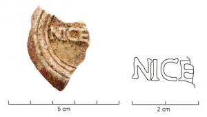 LMP-42482 - Lampe de firme : NICE[---]terre cuiteTPQ : 50 - TAQ : 150Lampe moulée sans anse: le réservoir circulaire est de profil biconvexe asymétrique; bandeau penché vers l'extérieur portant deux tenons rectangulaires non percés, sur l'axe horizontal. Disque en cuvette profonde bordée par un bourrelet continu. Bec à canal de type indéterminé. Base circulaire plate en creux limitée par deux anneaux concentriques enfermant l'estampille moulée NICE(---) en relief. Pâte beige, engobe rouge peu adhérent.