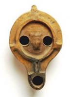 LMP-42483 - Lampe de firme : SARMI
terre cuite
TPQ : 50 - TAQ : 150
Lampe de firme (à canal) ; sous le fond, marque moulée : SARMI