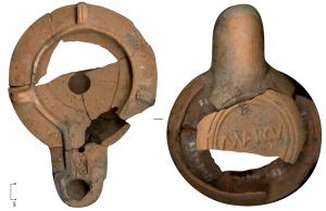 LMP-42495 - Lampe de firme : MARCV
terre cuite
TPQ : 50 - TAQ : 100
Lampe de firme à canal ouvert, 3 ergots ; au revers, marque moulée : MARCV.