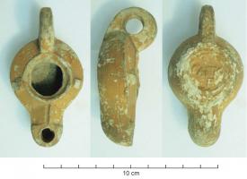 LMP-42498 - Lame de firme : CARTO / F
terre cuite
TPQ : 100 - TAQ : 200
Lampe moulée, ansée. Réservoir circulaire de profil biconvexe asymétrique. Bandeau penché vers l'extérieur avec trois tenons rectangulaires rainurés, non percés, disposés en triangle. Disque à large ouverture centrale bordée par un bourrelet circulaire ; canal réduit à un trait entre ce bourrelet et le bec. Base circulaire plate en creux limitée par deux anneaux concentriques enfermant la marque CARTO / F en relief. Pâte jaune clair, engobe orangé peu adhérent