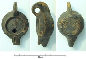 LMP-42499 - Lampe de firme : ATTILVS ou ATTILIVS / F
terre cuite
TPQ : 50 - TAQ : 100
Lampe moulée, ansée: le réservoir circulaire est de profil biconvexe asymétrique; bandeau penché vers l'extérieur portant deux tenons rectangulaires non percés, sur l'axe horizontal. Disque en cuvette profonde et plate, bordée par un bourrelet continu et pouvant être ornée d'un masque. Bec long au petit canal non communiquant avec le disque, chanfreiné sur les côtés. Base circulaire plate en creux limitée par deux anneaux concentriques enfermant l'estampille moulée ATTILVS ou ATTILIVS / F en relief.