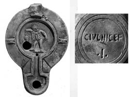 LMP-42503 - Lampe de firme : CIVLNICEF
terre cuite
TPQ : 95 - TAQ : 160
Lampe de firme, moulée, ansée ; sur le disque, Satyre tenant une grappe de raisin ; au revers, marque en creux CIVLNICEF / •I• (C. Iulius Nicophorus fecit).