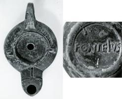 LMP-42505 - Lampe de firme : FONTEIVS
terre cuite
TPQ : 75 - TAQ : 150
Lampe moulée, ansée, de type Firmalampe ; au revers, marque moulée, en relief, FONTEIVS.