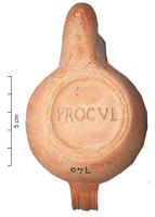 LMP-42507 - Lampe de firme : PROCVL
terre cuite
TPQ : 90 - TAQ : 200
Lampe moulée, type lampe de firme ; sous le fond, marque en relief PROCVL.