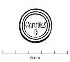 LMP-42518 - Lampe de firme : ATTIVS F
terre cuite
TPQ : 50 - TAQ : 100
Lampe moulée, ansée: le réservoir circulaire est de profil biconvexe asymétrique; bandeau penché vers l'extérieur portant deux tenons rectangulaires non percés, sur l'axe horizontal. Disque en cuvette profonde et plate, bordée par un bourrelet continu et pouvant être ornée d'un masque. Bec long au petit canal non communiquant avec le disque, chanfreiné sur les côtés. Base circulaire plate en creux limitée par deux anneaux concentriques enfermant l'estampille moulée ATTIVS / F en relief.