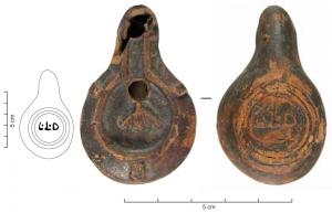 LMP-42519 - Lampe de firme : L.L.D
terre cuite
TPQ : 100 - TAQ : 200
Lampe moulée sans anse: le réservoir circulaire est de profil biconvexe asymétrique; bandeau penché vers l'extérieur portant deux ou trois tenons rectangulaires non percés, sur l'axe horizontal. Disque en cuvette profonde bordée par un bourrelet continu, décor moulé au centre. Bec long au petit canal communiquant avec le disque, chanfreiné sur les côtés. Base circulaire plate en creux limitée par deux anneaux concentriques enfermant l'estampille moulée L.L.D en relief. Pâte orangée à engobe brun-noir.