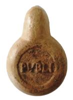 LMP-42524 - Lampe de firme : PVBLICI
terre cuite
TPQ : 50 - TAQ : 20
Lampe de firme avec, sous le fond,  marque en relief entourée d'un sillon incisé : PVBLI ou PVBLICI.